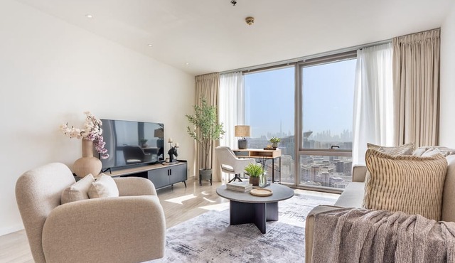 Prime Creekside 1BR on the Top Floor with Harbour Views