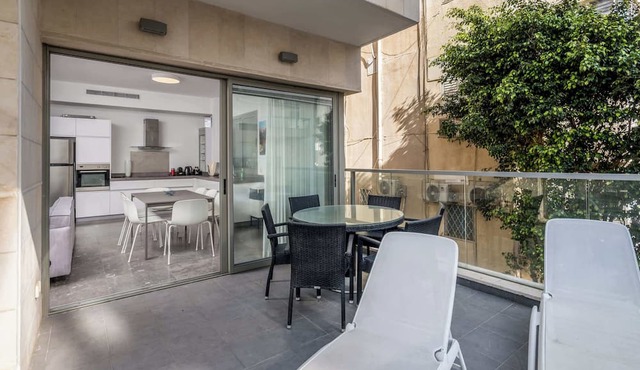 Mamma Mia 3BR in Frishman beach by HolyGuest
