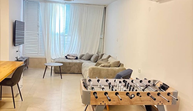 Modern Apartment in Central Netanya – 2 Min Walk to the Beach!