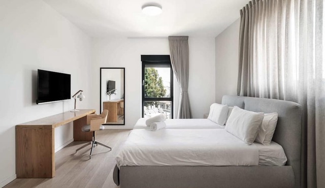 Penthouse - Four Bedroom Apartment, Sleeps 19