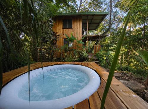 Luxury treehouse with Jacuzzi and nature