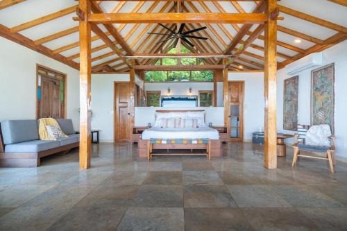 Villa Sea Forever Wake up to the Sounds of the Jungle and views of the Sea