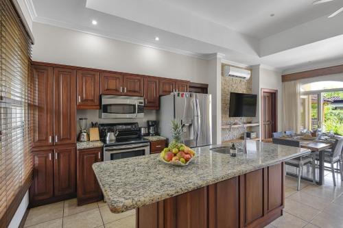 Brisa y Mar | Tropical Villa with Private Pool in Playa Bejuco – 3BR, Walk to Beach in Esterillos