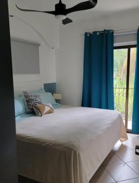 Beautiful newly refurbished 2 bedroom 2 Bathroom 2nd floor condo