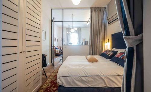 VELLER Shemaiah Apt #4