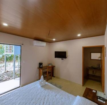 TULIN AZUL -Habitación privada con piscina y aire acondicionado, cerca de Jaco-