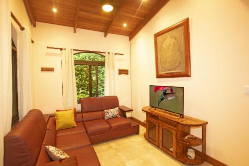 "Hana's Celeste Retreat" Large Modern Villa Sleeps 6 on 20 Acres of Nature!