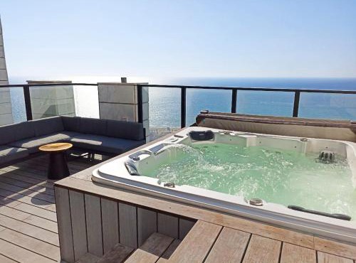 Sea-Breeze Penthouse with Jacuzzi